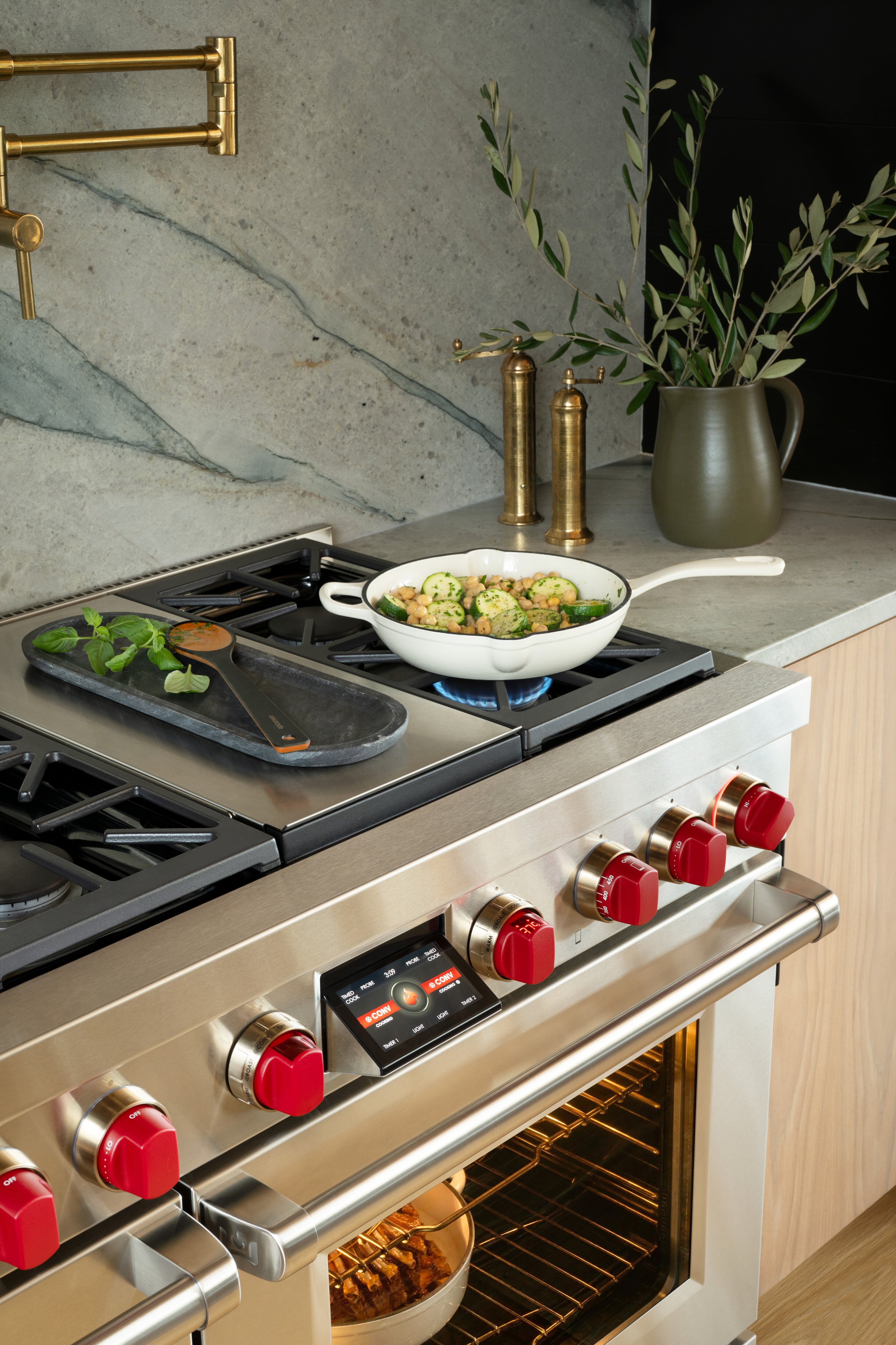 Rango Wolf Dual Fuel en cocina abierta